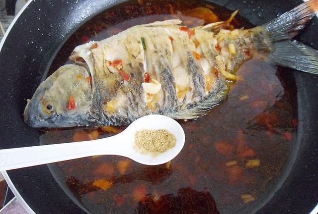 红烧鲤鱼怎么做(红烧鲤鱼怎么做好吃窍门)图11