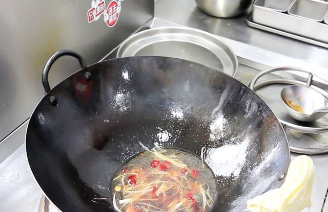 厨师长教你做虎皮辣椒，整个下锅不用切，简单省事，每个都起虎皮