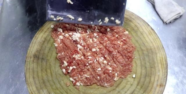 简单几步学会肉丸子做法，炸丸子用淀粉还是面粉？用错就不焦脆了