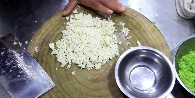 简单几步学会肉丸子做法，炸丸子用淀粉还是面粉？用错就不焦脆了