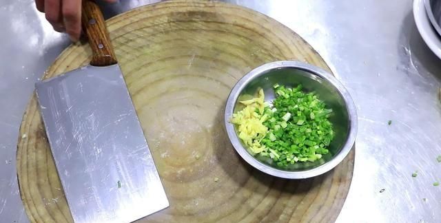简单几步学会肉丸子做法，炸丸子用淀粉还是面粉？用错就不焦脆了
