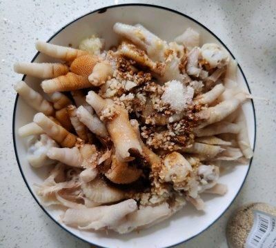 简单易做的酸辣鸡爪，让人吃了还想吃