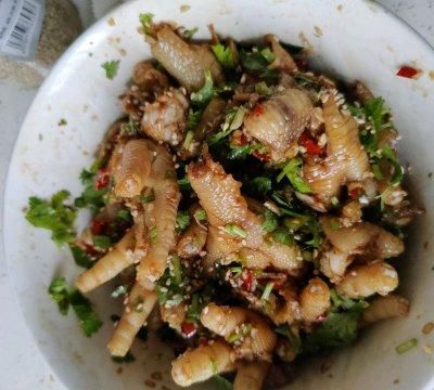 简单易做的酸辣鸡爪，让人吃了还想吃