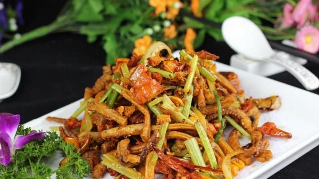 饭店的干煸鱿鱼丝怎么做好吃,鱿鱼爆炒好吃家常做法图1