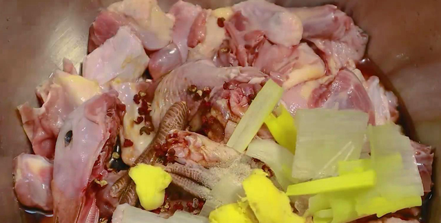 经典川菜魔芋烧鸭的家常做法，鲜香入味好吃不贵，做一锅都不够吃