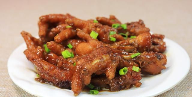 红烧鸡爪这样做，满满胶原蛋白软烂入味有嚼劲，越啃越过瘾