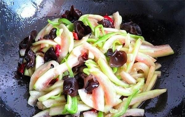 西瓜皮怎样炒好吃(西瓜皮怎么炒好吃家常)图2