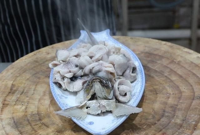 鲤鱼怎样做才好吃？大厨分享鲜椒鲤鱼的家常做法，香辣开味肉质嫩