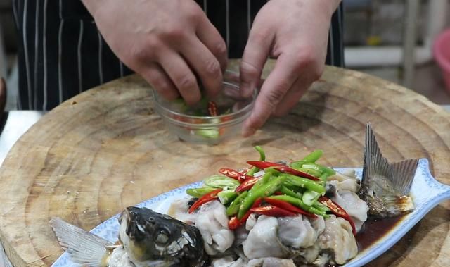 鲤鱼怎样做才好吃？大厨分享鲜椒鲤鱼的家常做法，香辣开味肉质嫩