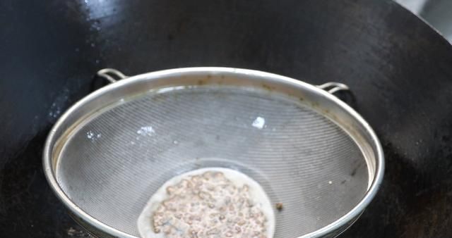 鲤鱼怎样做才好吃？大厨分享鲜椒鲤鱼的家常做法，香辣开味肉质嫩