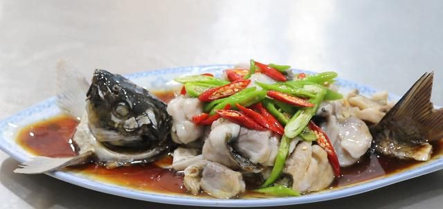鲤鱼怎样做才好吃？大厨分享鲜椒鲤鱼的家常做法，香辣开味肉质嫩