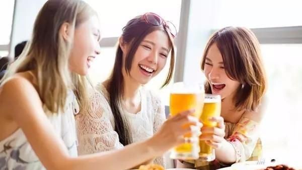 吃啥能快速解酒？医生强调：蜂蜜水、解酒药没用！有2招立马见效