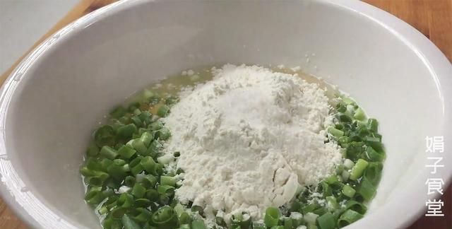 葱花鸡蛋饼，又薄又软，鲜嫩营养，十几分钟搞定早餐，比包子好吃