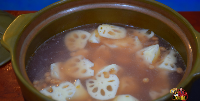 1斤排骨2节莲藕，教你煲莲藕排骨汤，汤清味美，做法很简单