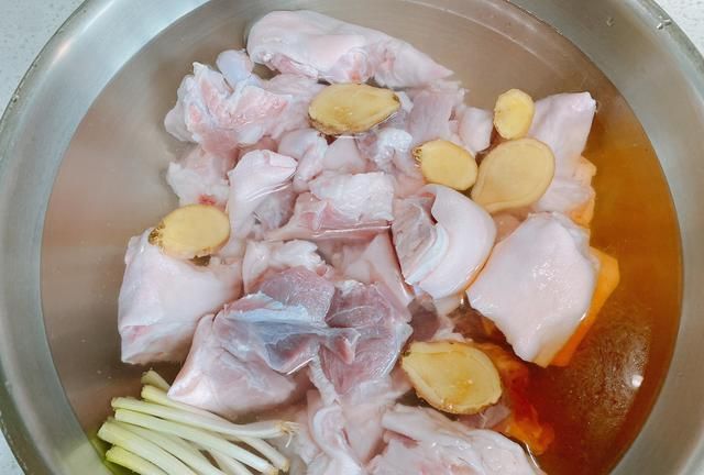 “冬季进补，猪蹄靠谱”，家庭卤猪蹄最简单的做法，不腥软烂入味