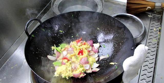 厨师长分享洋葱炒鸡蛋的家常做法，鸡蛋滑嫩不老，一看就想吃