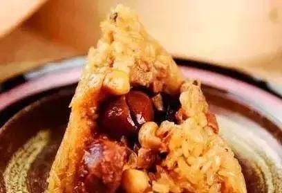 包粽子教程三角粽慢动作(芦苇叶包三角粽教程)图5