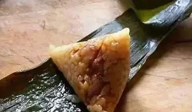包粽子教程三角粽慢动作(芦苇叶包三角粽教程)图7