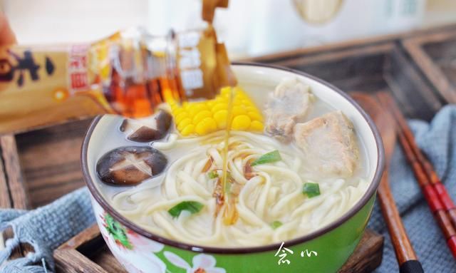 排骨面这样做，汤汁浓香面入味，能吃下满满一大碗，连汤汁都喝光