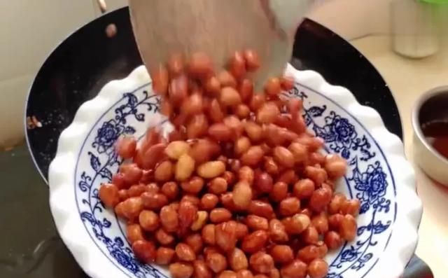 怎样炒花生米更好吃(如何炒花生米才好吃)图6