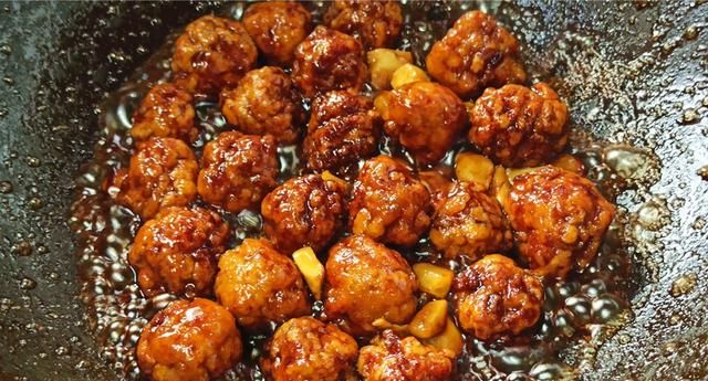 过年在家做个荔枝肉吃，口感脆爽酸甜开胃，大人小孩都爱吃