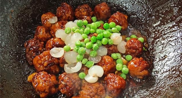 过年在家做个荔枝肉吃，口感脆爽酸甜开胃，大人小孩都爱吃