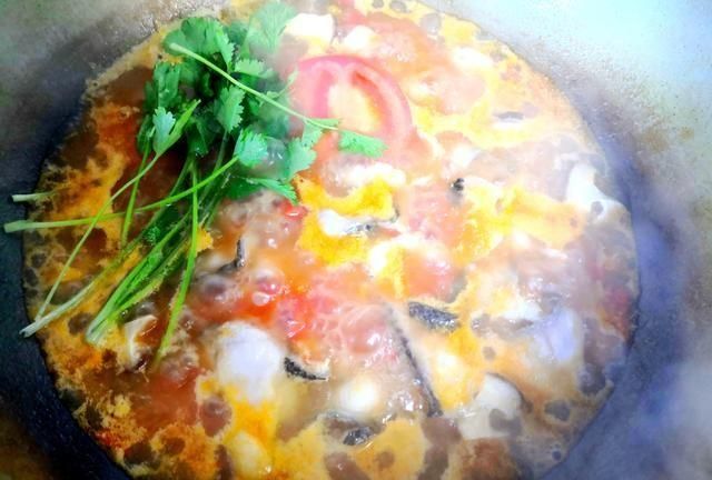 想吃火锅不用去海底捞，番茄鱼火锅在家做，暖心暖胃、方便又舒坦
