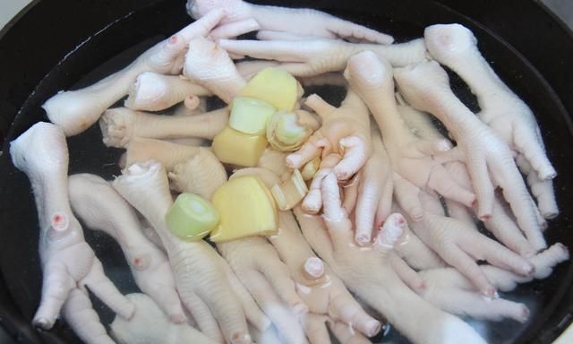 鸡爪最好吃也最简单的做法就在这里 Q弹又脱骨的美味秘制酱凤爪
