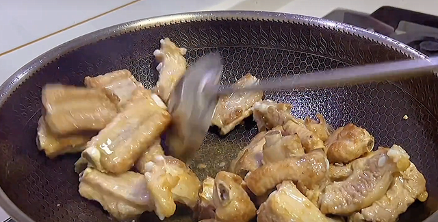 饭店的酸甜排骨为啥好吃？教你不外传的做法，加这2步，太香了