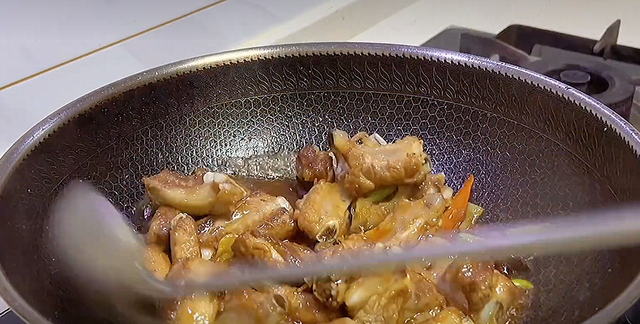 饭店的酸甜排骨为啥好吃？教你不外传的做法，加这2步，太香了