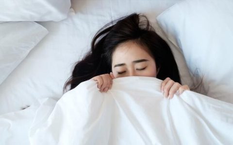男女裸睡有什么好处吗(裸睡对男生好处和坏处)