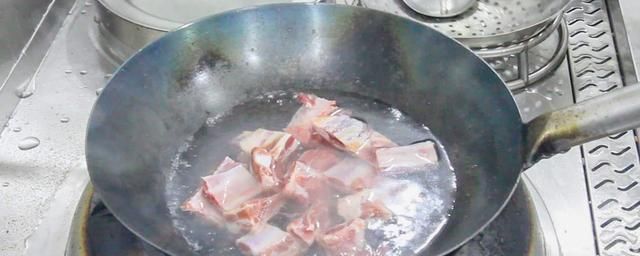 春节家宴少不了的糖醋排骨，厨师长手把手教你做，尝一口就不想停