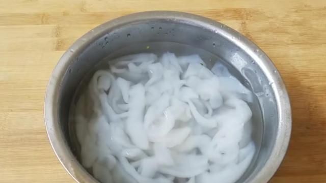 黄瓜拌拉皮的家常做法，清脆爽滑，夏天开胃凉菜，特别爽口下饭