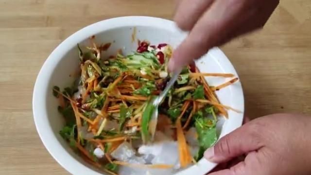 黄瓜拌拉皮的家常做法，清脆爽滑，夏天开胃凉菜，特别爽口下饭