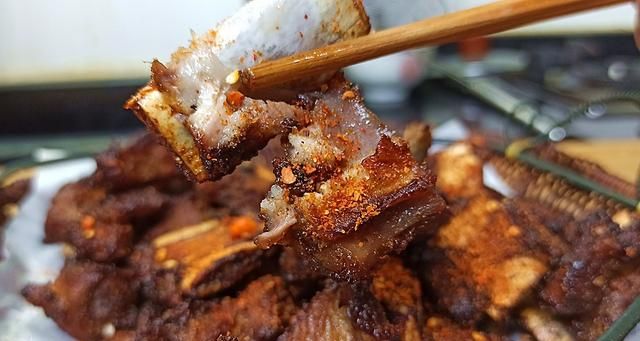 孩子最爱吃的椒盐排骨这么做，外酥里嫩，咸香入味，上桌抢着吃