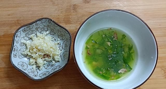 孩子最爱吃的椒盐排骨这么做，外酥里嫩，咸香入味，上桌抢着吃