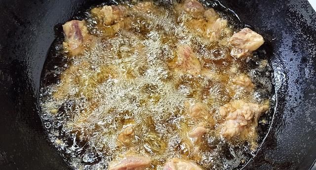孩子最爱吃的椒盐排骨这么做，外酥里嫩，咸香入味，上桌抢着吃
