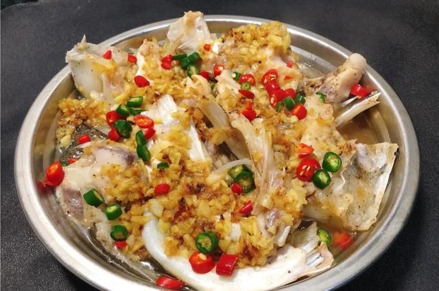 春末夏初多吃此鱼头，物美价廉，上锅蒸一蒸，味美鲜嫩无腥味