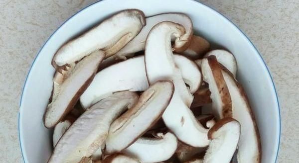 它是纯天然的“吸脂高手”，入口Q弹爽滑，连吃一周刮油2斤