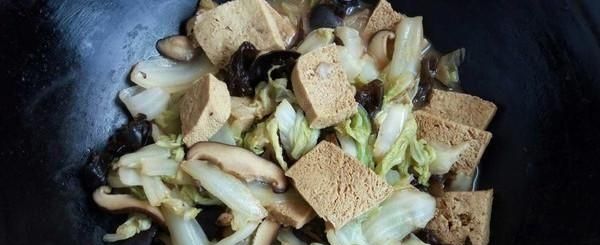 它是纯天然的“吸脂高手”，入口Q弹爽滑，连吃一周刮油2斤