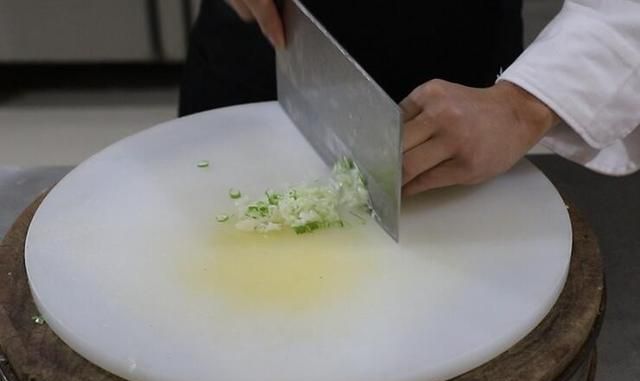 大厨教你做：鲜嫩无比的鱼肉饺子，学会这个方法，其他鱼肉也适用