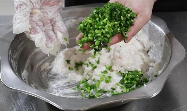 大厨教你做：鲜嫩无比的鱼肉饺子，学会这个方法，其他鱼肉也适用