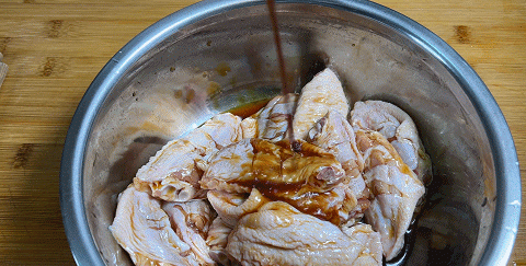 可乐鸡翅简单的家常做法，鸡翅中嫩滑鲜香，软烂易脱骨，咸甜适中