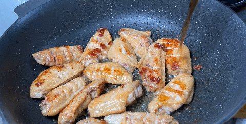 可乐鸡翅简单的家常做法，鸡翅中嫩滑鲜香，软烂易脱骨，咸甜适中