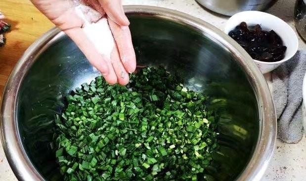 怎样包韭菜馅包子好吃(包子韭菜鸡蛋馅做法)图5