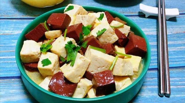 猪血炖豆腐，这样做猪血细腻不腥，味道鲜美更入味