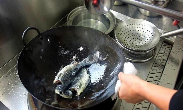 不管炖什么鱼，只要做到这2点，保证鱼汤又浓又白，鲜香没腥味