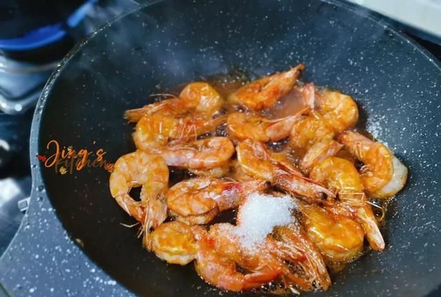 这才是最简单好吃的家常油焖虾做法，香酥油润，下饭解馋
