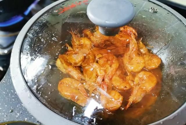 这才是最简单好吃的家常油焖虾做法，香酥油润，下饭解馋