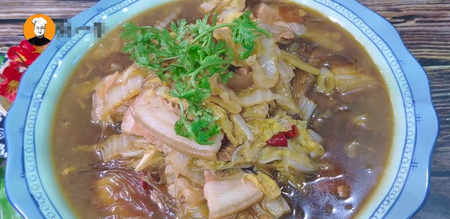 猪肉炖粉条家常做法，味道鲜美，猪肉软烂，粉条一点不粘锅